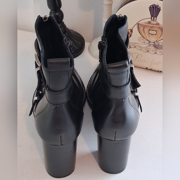 Steve Madden Black Halle Leather Straapy Buckle Ankle Boots Sz 10M Pre-Owned